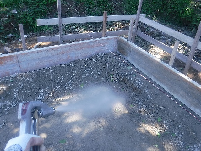 遠賀郡新築シロアリ予防消毒工事土壌処理1